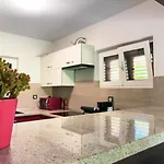 Aurelia - Jacuzzi Garden House Banjole