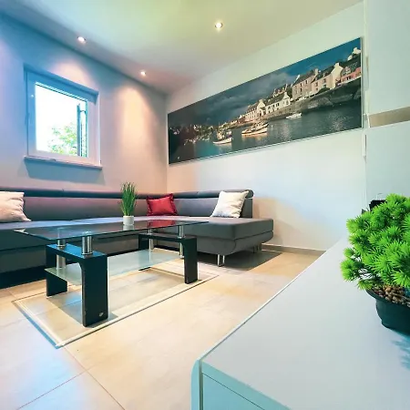 Aurelia - Jacuzzi Garden House