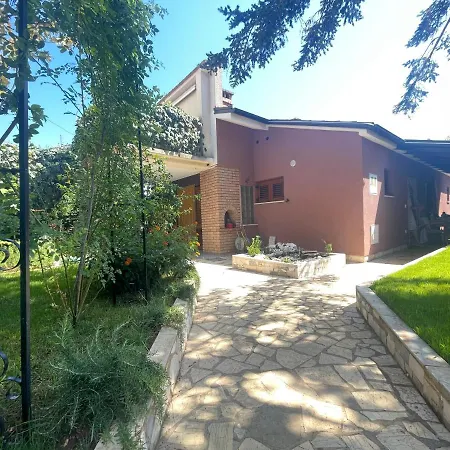 Dom wakacyjny Aurelia - Jacuzzi Garden House *