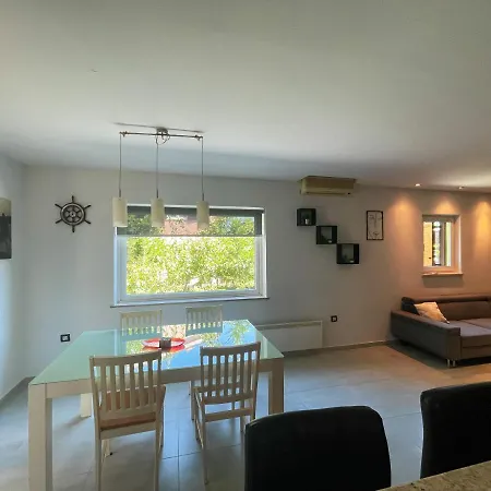 Aurelia - Jacuzzi Garden House Prázdninový dům