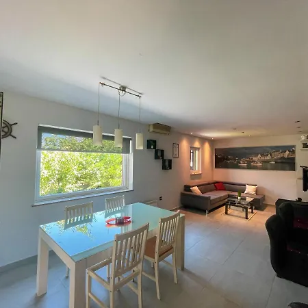 Aurelia - Jacuzzi Garden House Prázdninový dům *