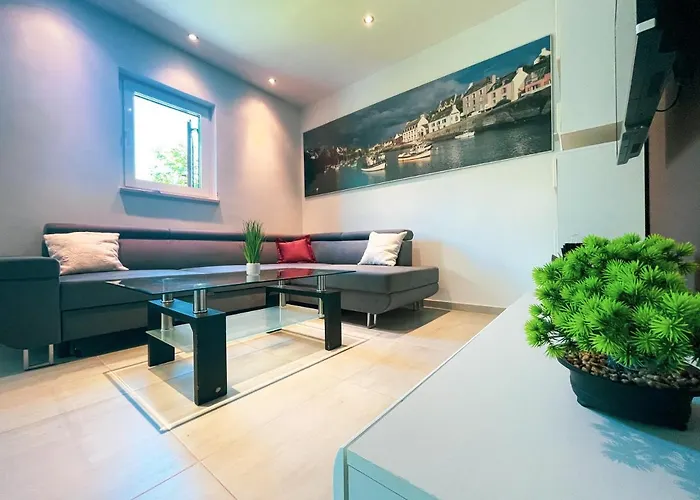 Aurelia - Jacuzzi Garden House