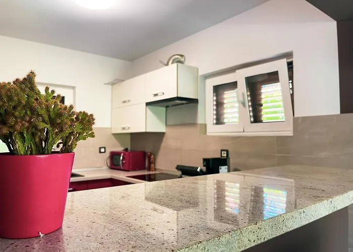 Aurelia - Jacuzzi Garden House Banjole